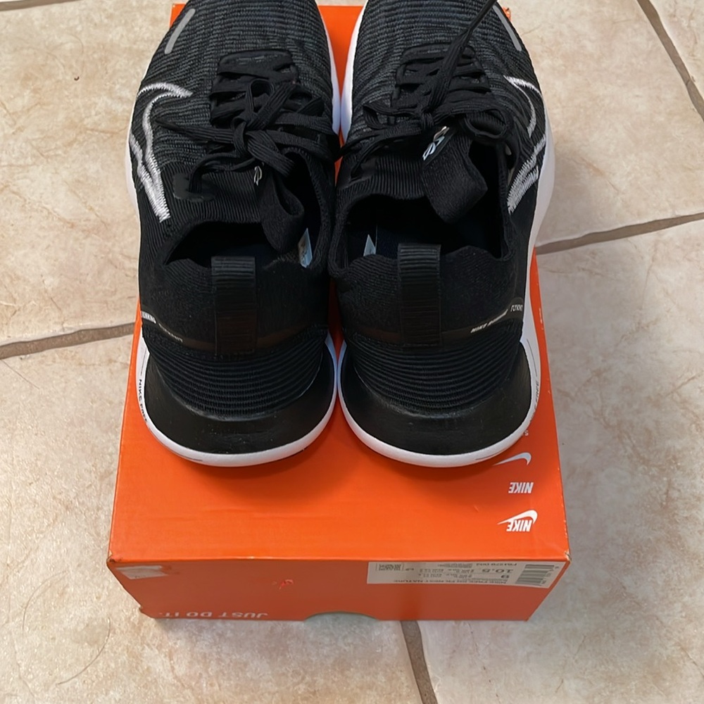 Nike Men's Black and White Running Shoes - Picture 4 of 5